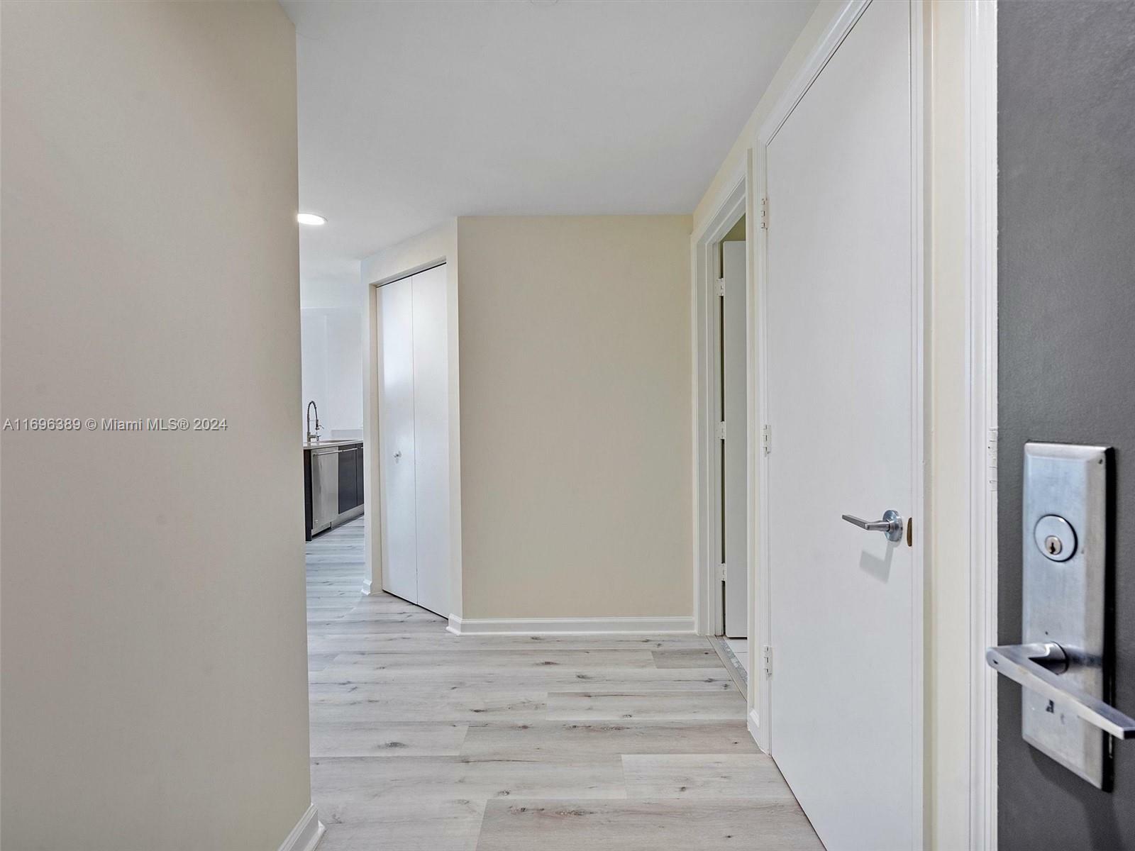 Property Photo:  500 Brickell Ave 1610  FL 33131 