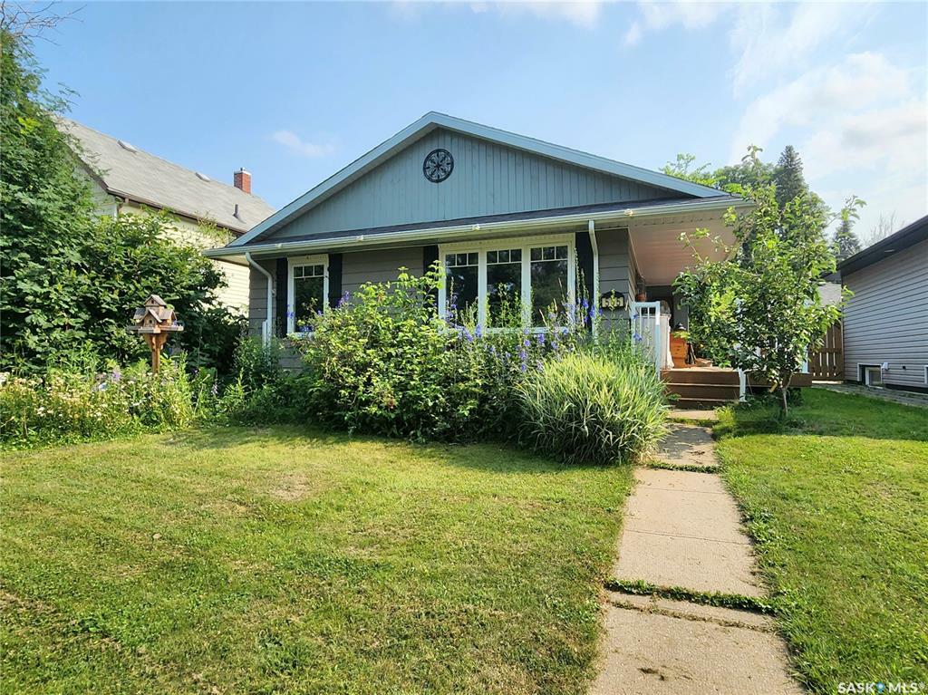 Property Photo:  555 19th Street W  SK S6V 4E2 