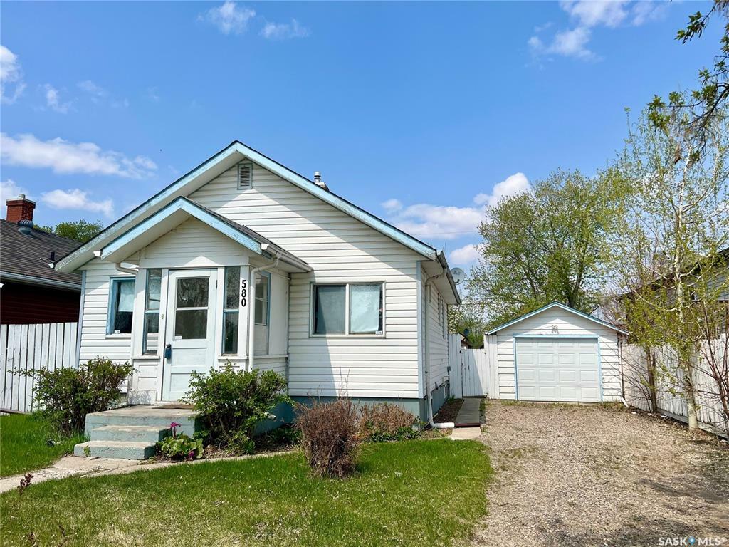 Property Photo:  580 11th Street E  SK S6V 1A9 