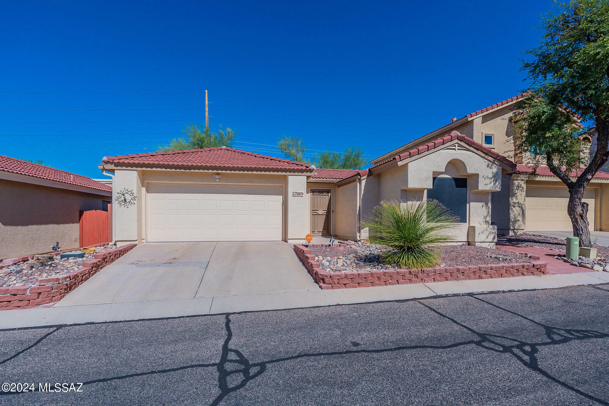 Property Photo:  706 W Mountain Ridge Drive  AZ 85737 