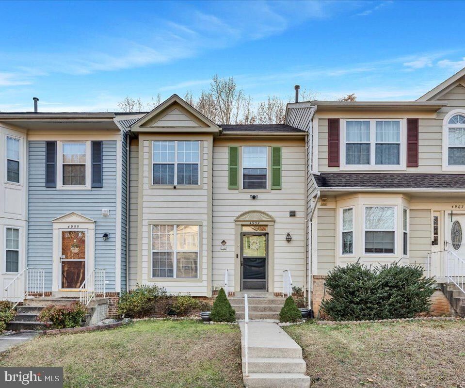 Property Photo: 4959 Lambsgate Lane VA 22193