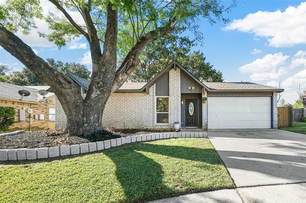 Photo de la propriété:  2644 Castanada Circle  TX 76112 