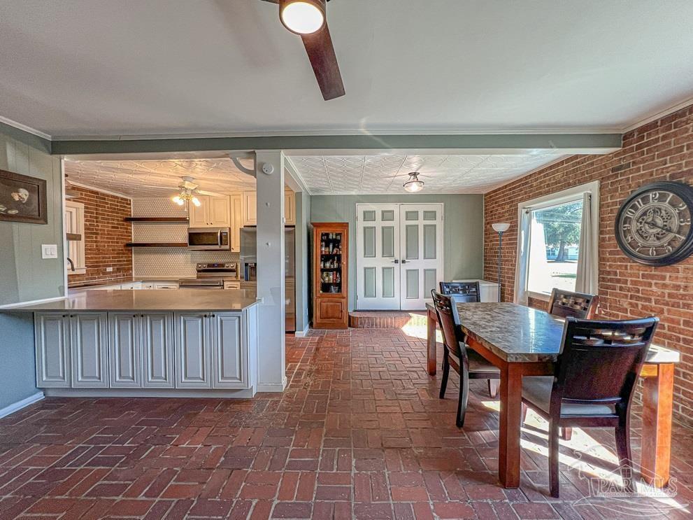Property Photo: 6668 Maple St FL 32570