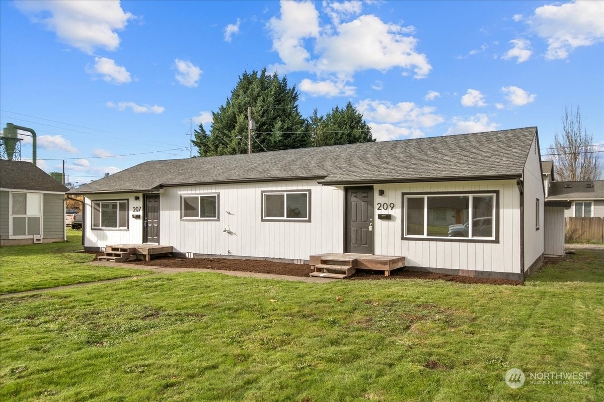 Property Photo:  207 Cypress Street  WA 98632 