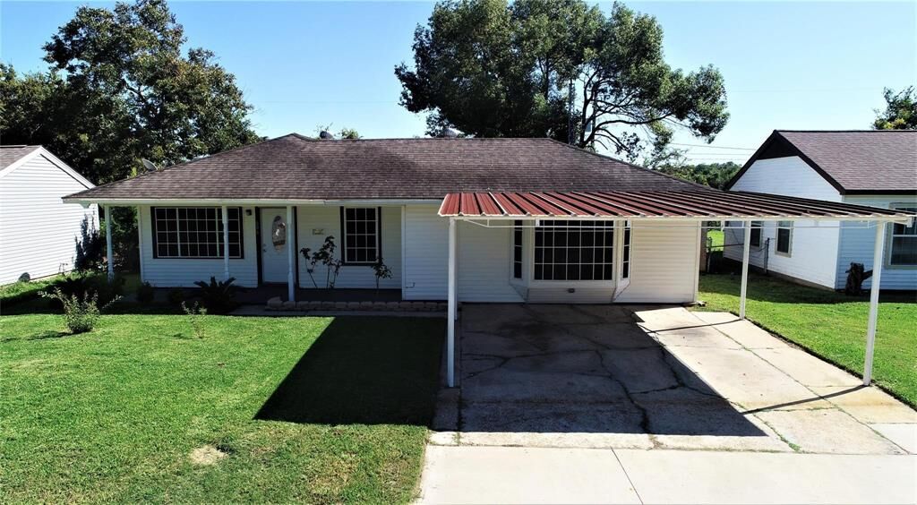 Property Photo:  606 S Circle Drive  TX 77520 