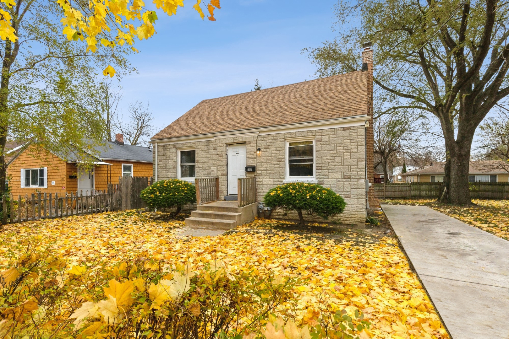 Property Photo:  1027 Lorraine Avenue  IL 60085 