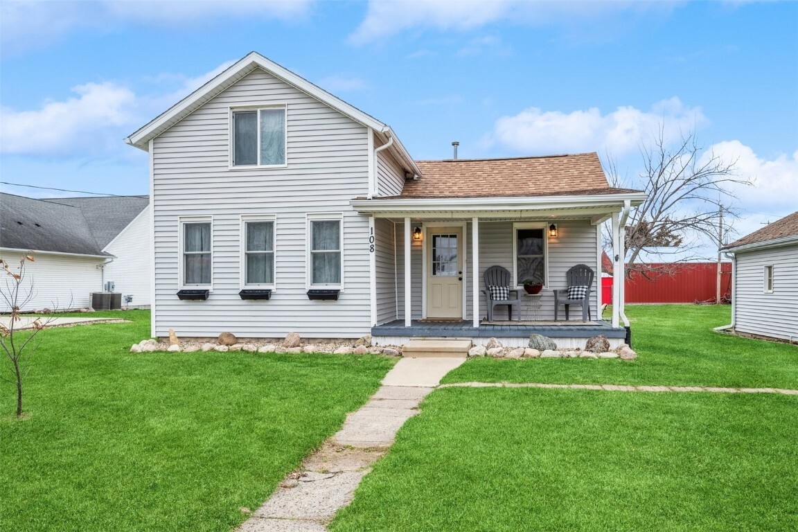 Property Photo:  108 Clinton Street  IA 52324 