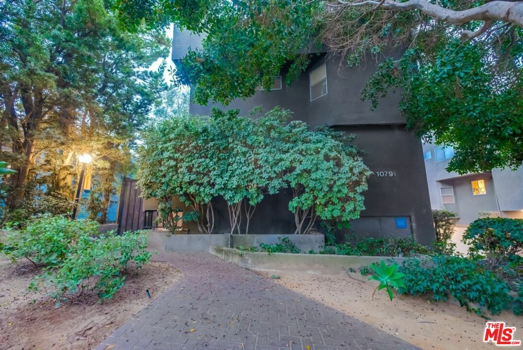 Property Photo:  1077  W Kensington Rd 3  CA 90026 