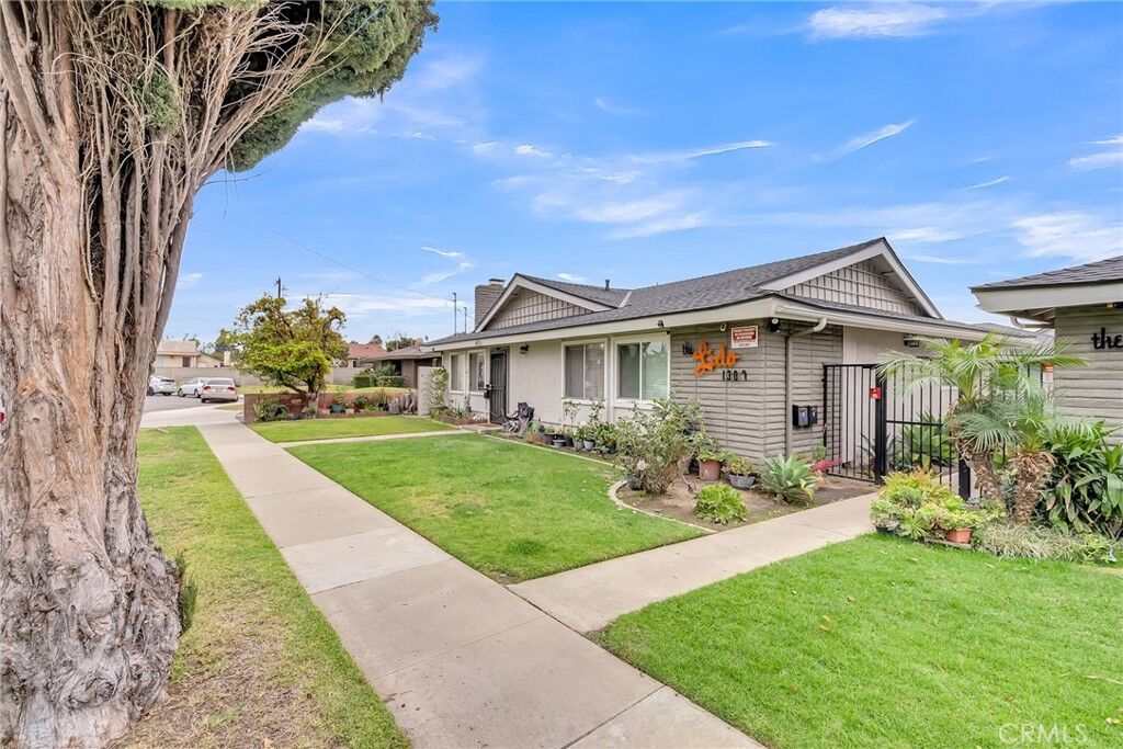 Property Photo: 1302 W Lido Place 2 CA 92801