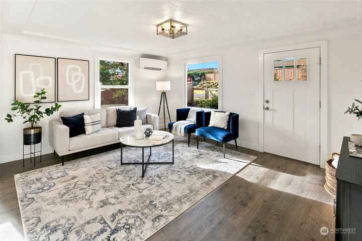 Property Photo: 10510 Linden Avenue N WA 98133