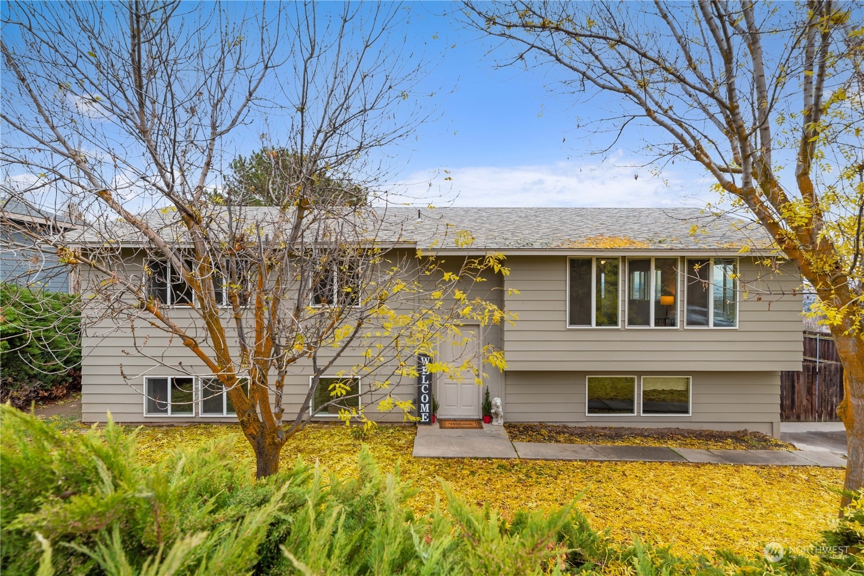 Property Photo:  907 Westmorland Drive  WA 98801 