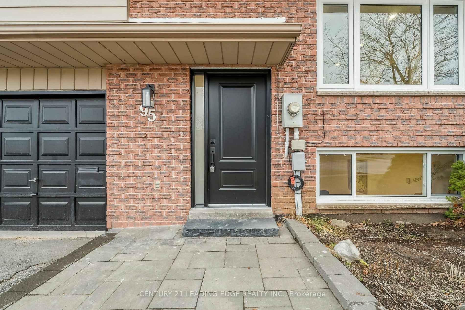 Photo de la propriété:  95 Woodside Dr  ON L3V 7N7 