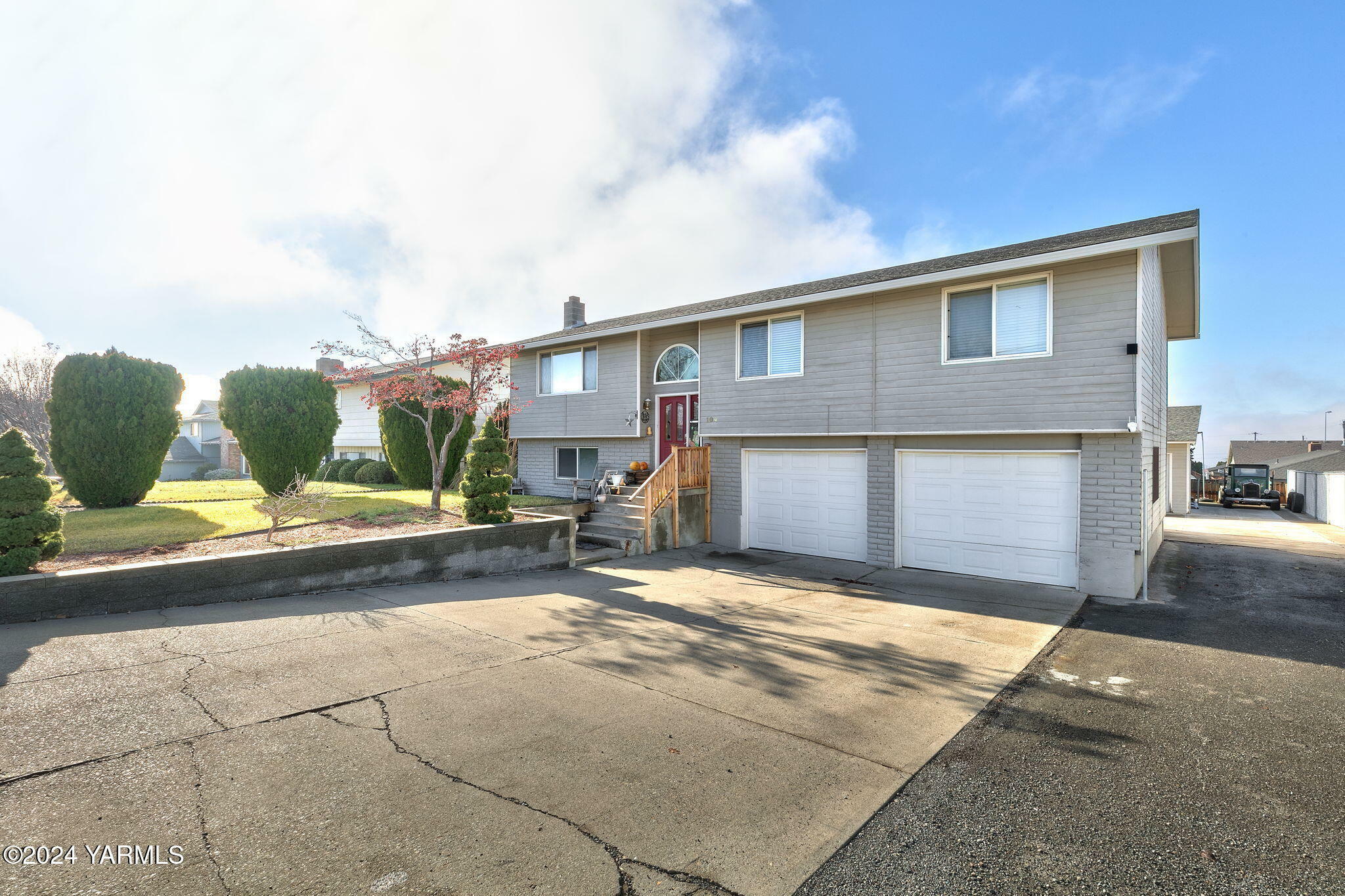 Property Photo:  104 N Canyon Rd  WA 98901 