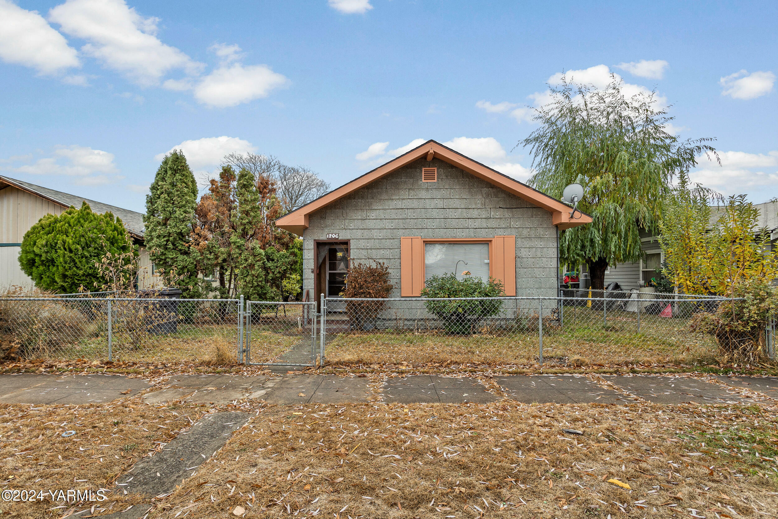 Property Photo:  1206 Roosevelt Ave  WA 98902 