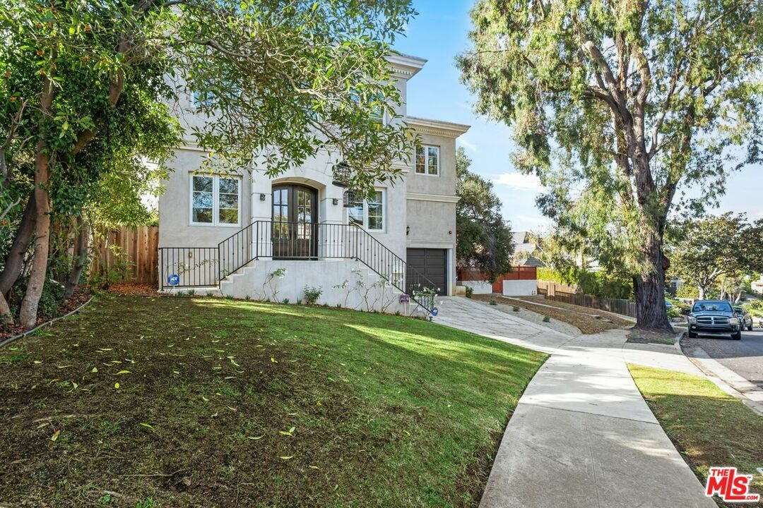 Property Photo:  10316 Bannockburn Dr  CA 90064 