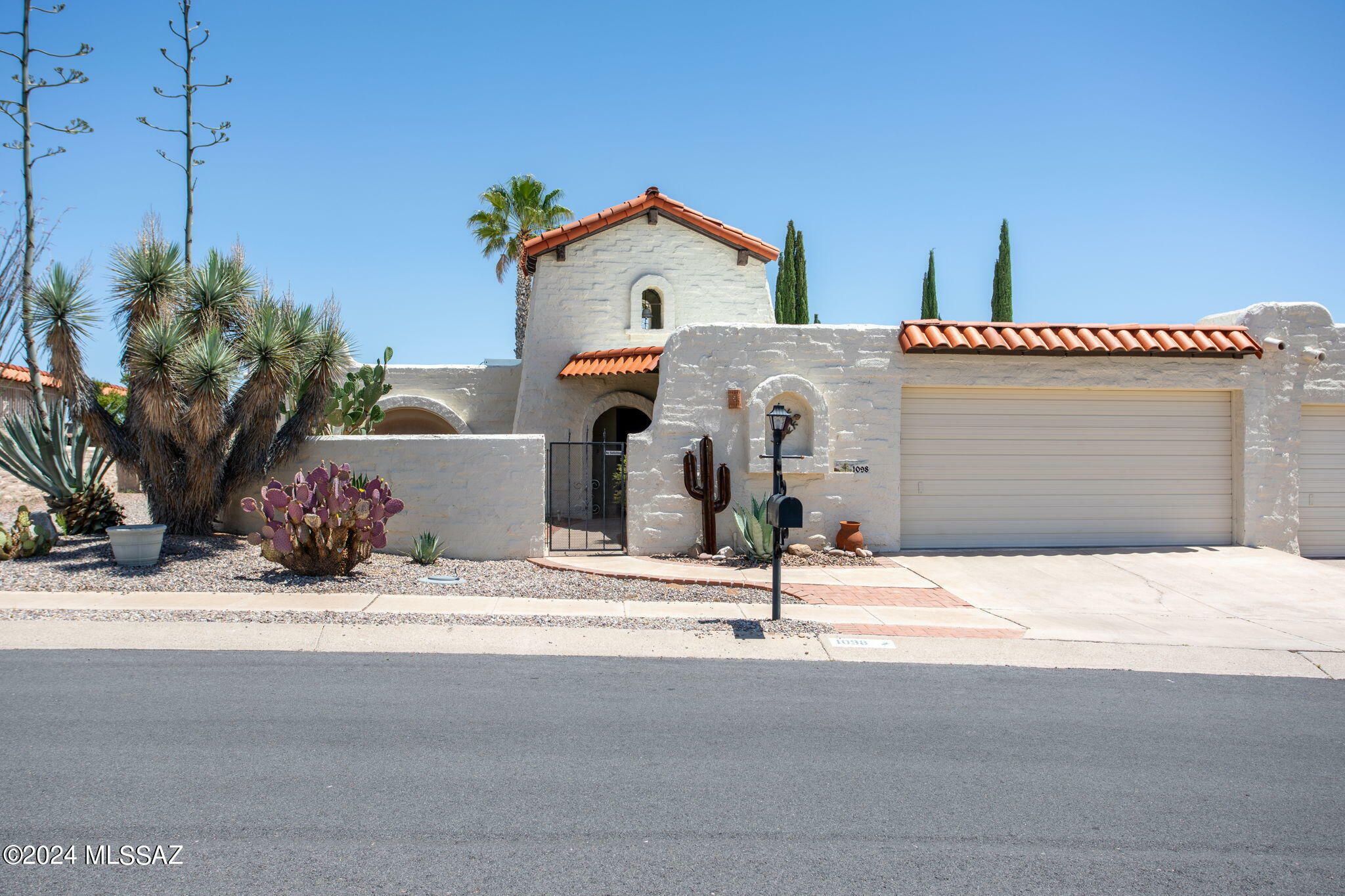 Property Photo:  1098 W Crculo Del Norte  AZ 85614 