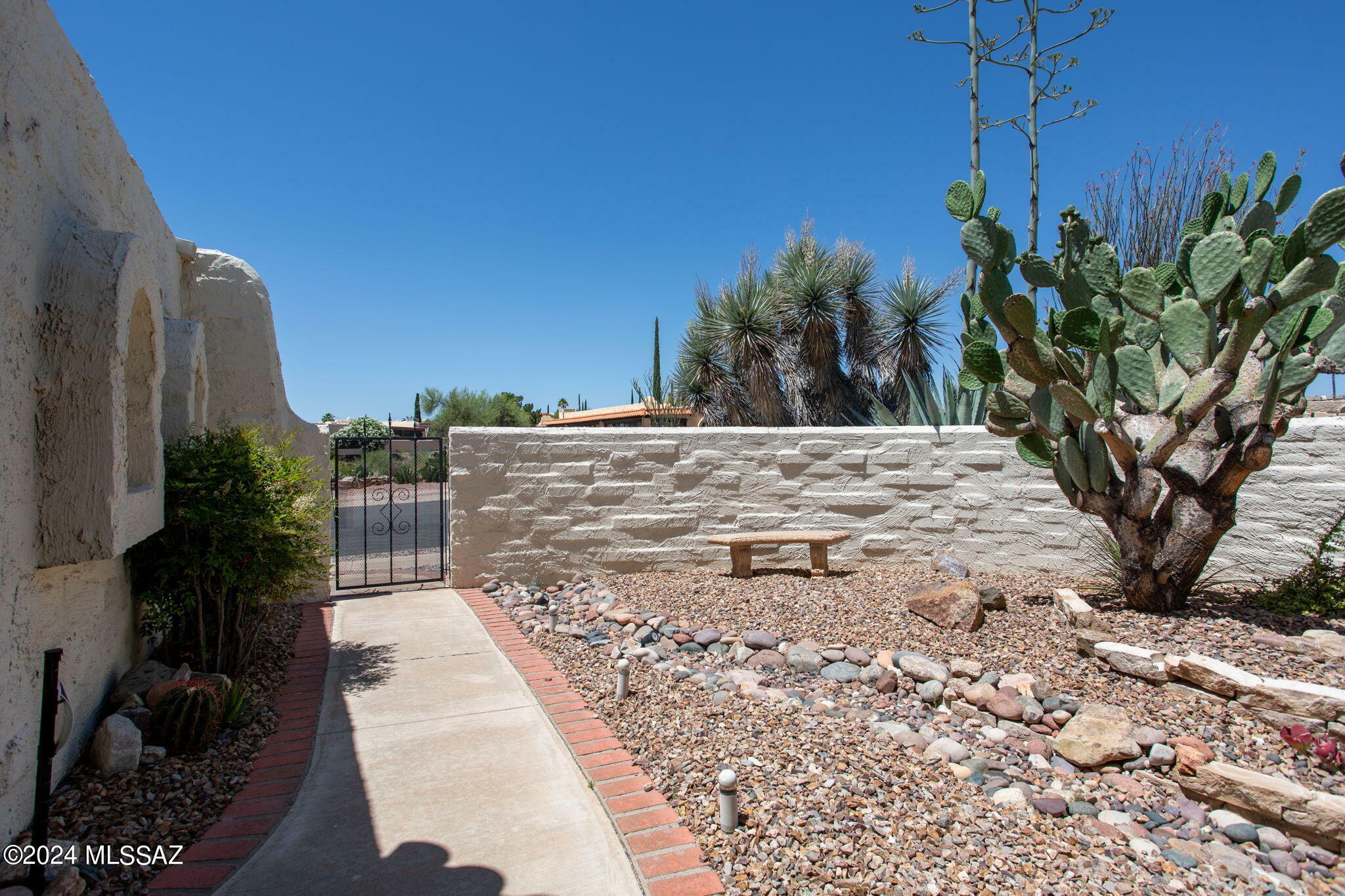 Property Photo:  1098 W Crculo Del Norte  AZ 85614 