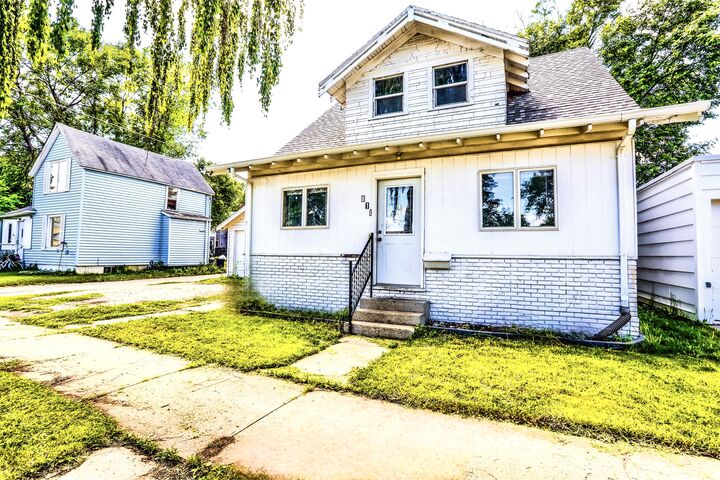 Property Photo:  810 S 1st St  SD 57401 
