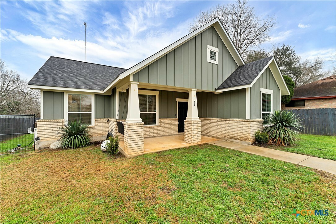 Property Photo: 502 S 8th Street TX 78160