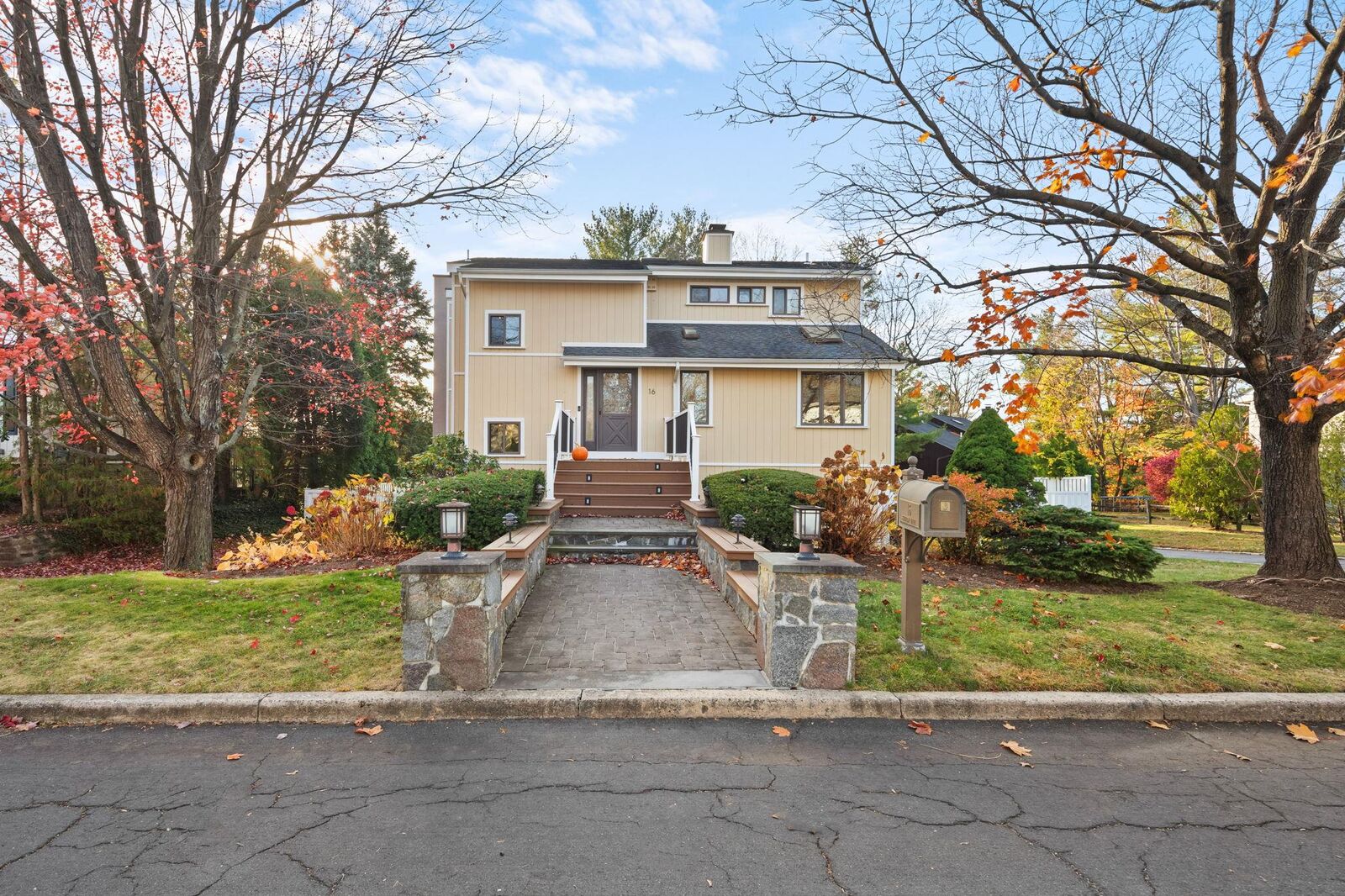 Property Photo:  16 Skyview Lane  NY 10804 