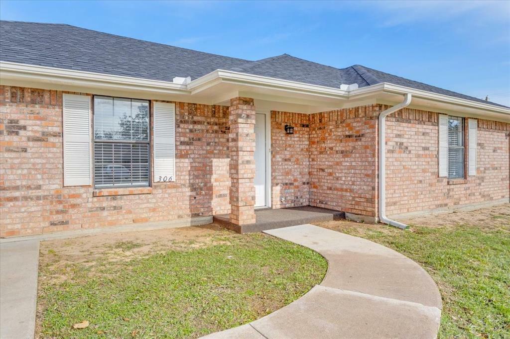 Property Photo: 306 E Hunt Street TX 75452