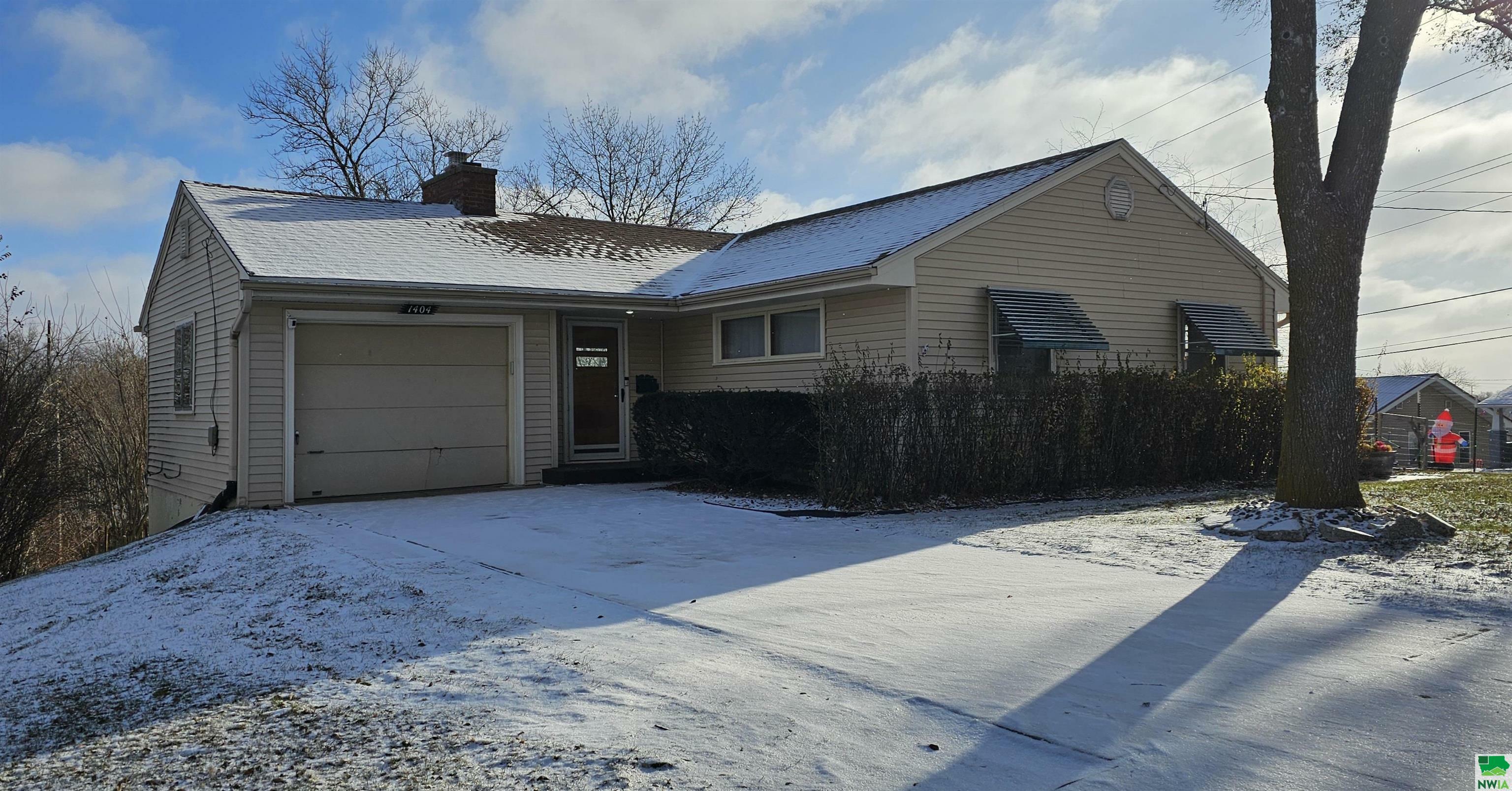 Property Photo:  1404 Collins St  IA 51103 