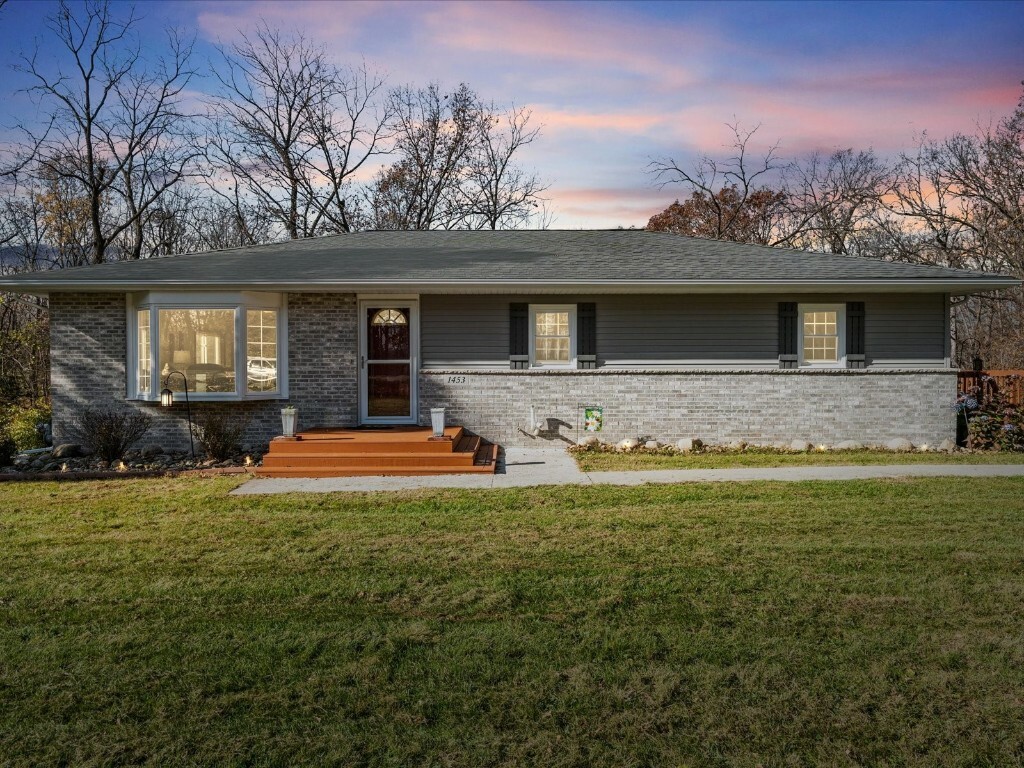 Property Photo:  1453 Hickory Hollow Road NE  IA 52333 