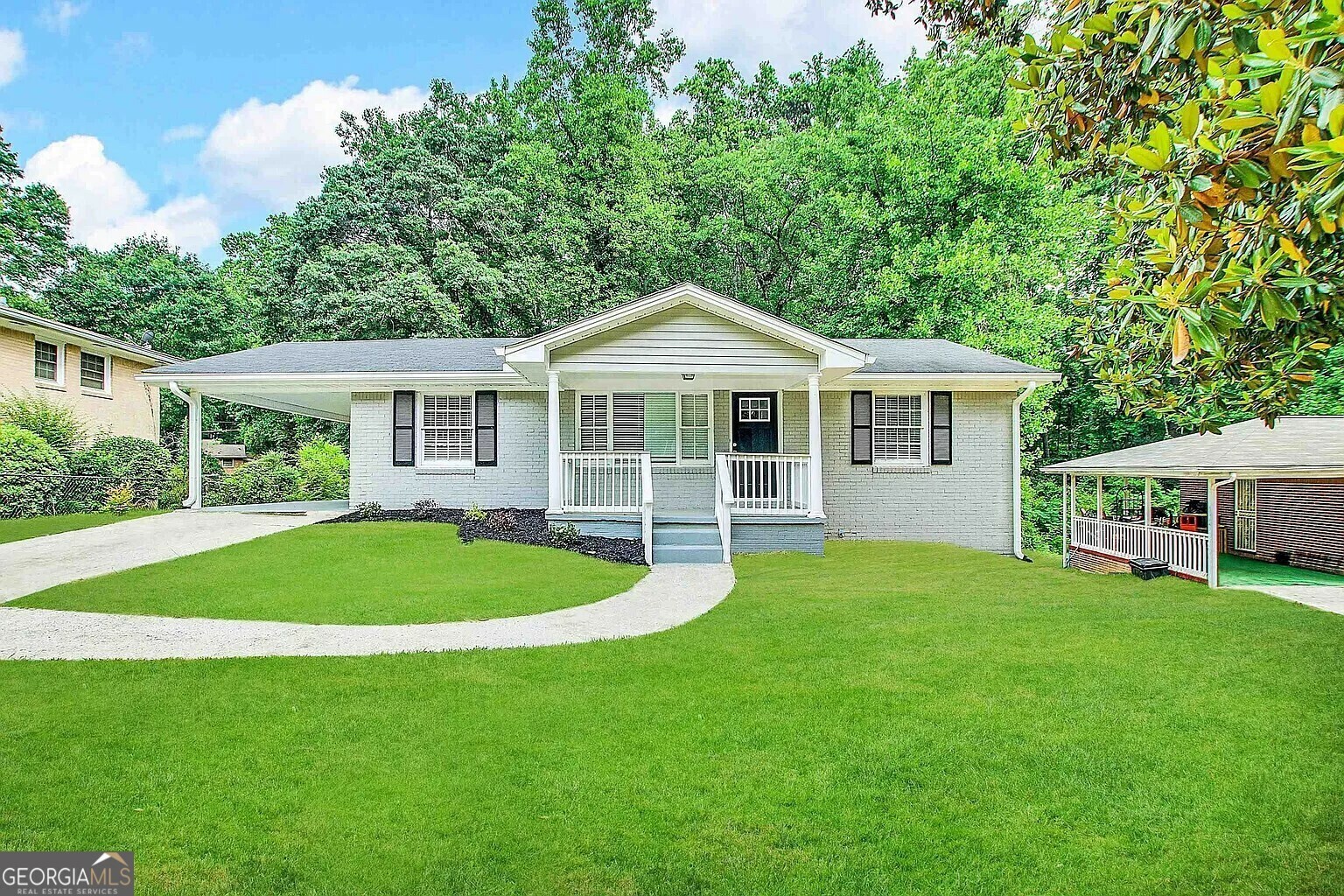 Property Photo: 220 Oakcliff Court NW GA 30331