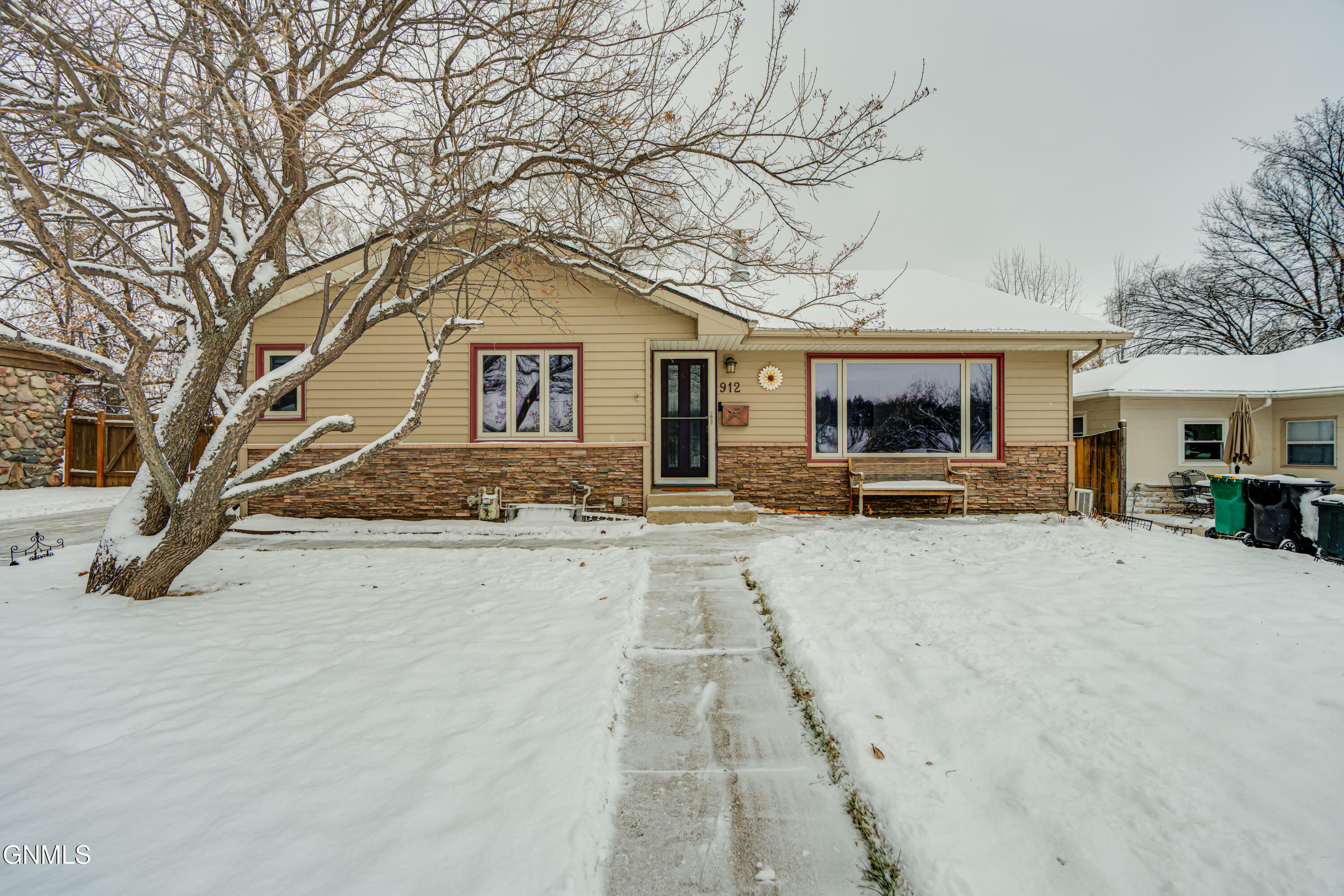 Property Photo:  912 17th Street  ND 58501 