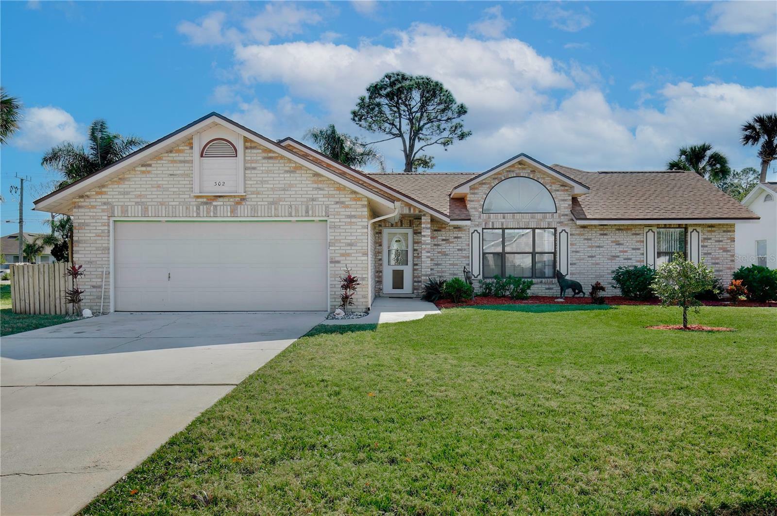 Property Photo: 302 Pine Breeze Drive FL 32141