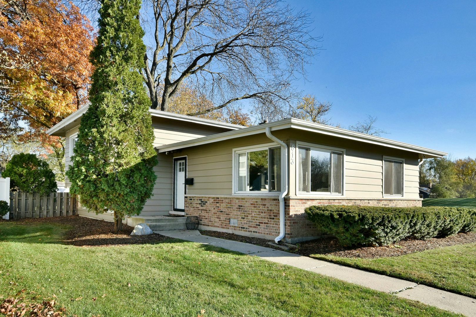 Property Photo:  813 S Berkley Avenue  IL 60126 