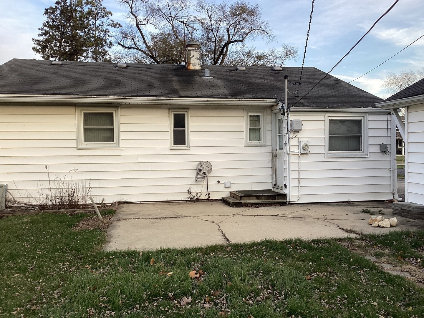 Property Photo:  2407 Robin Lane  IL 60008 