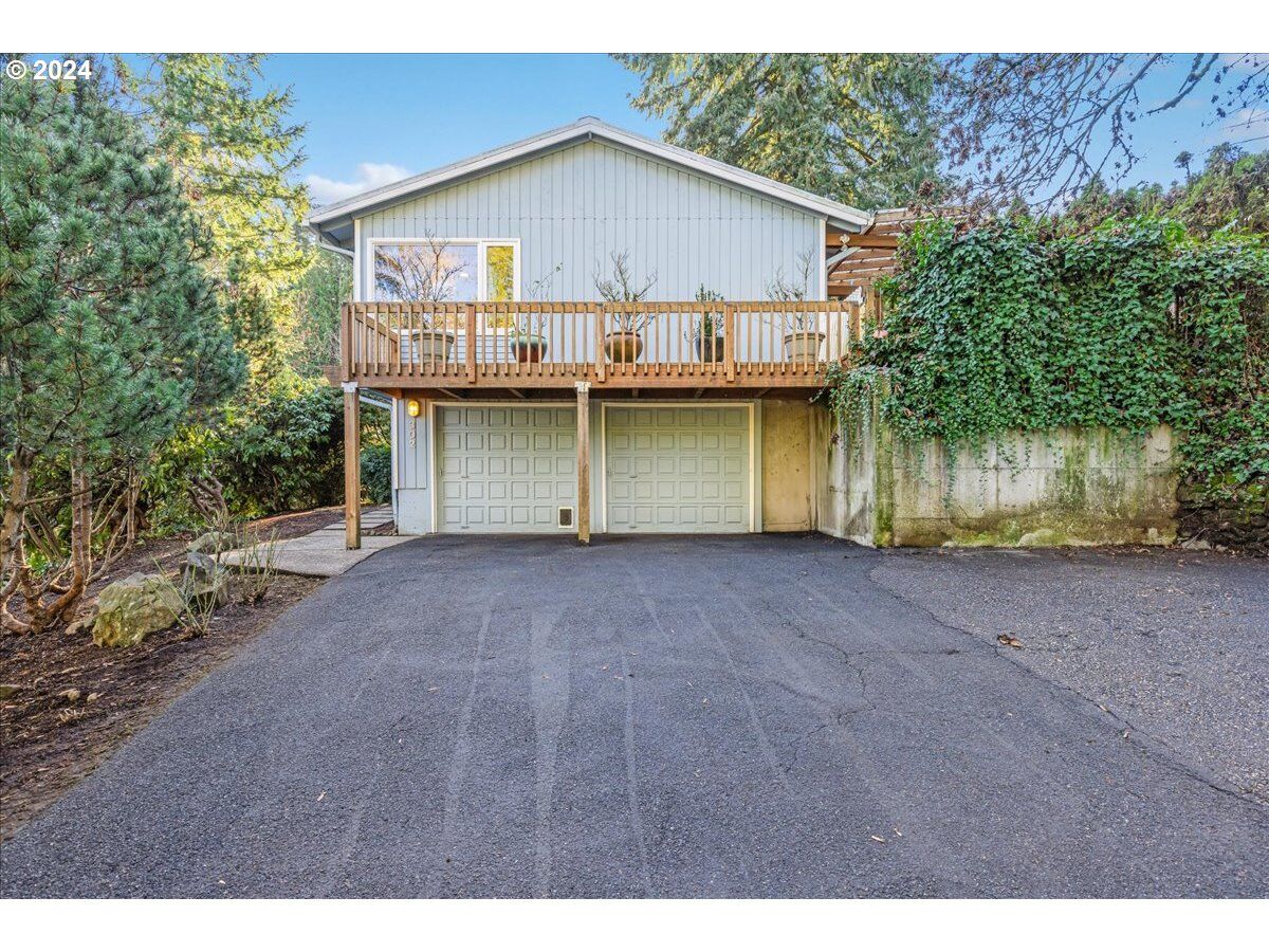 Property Photo:  302 Laurel St  OR 97034 