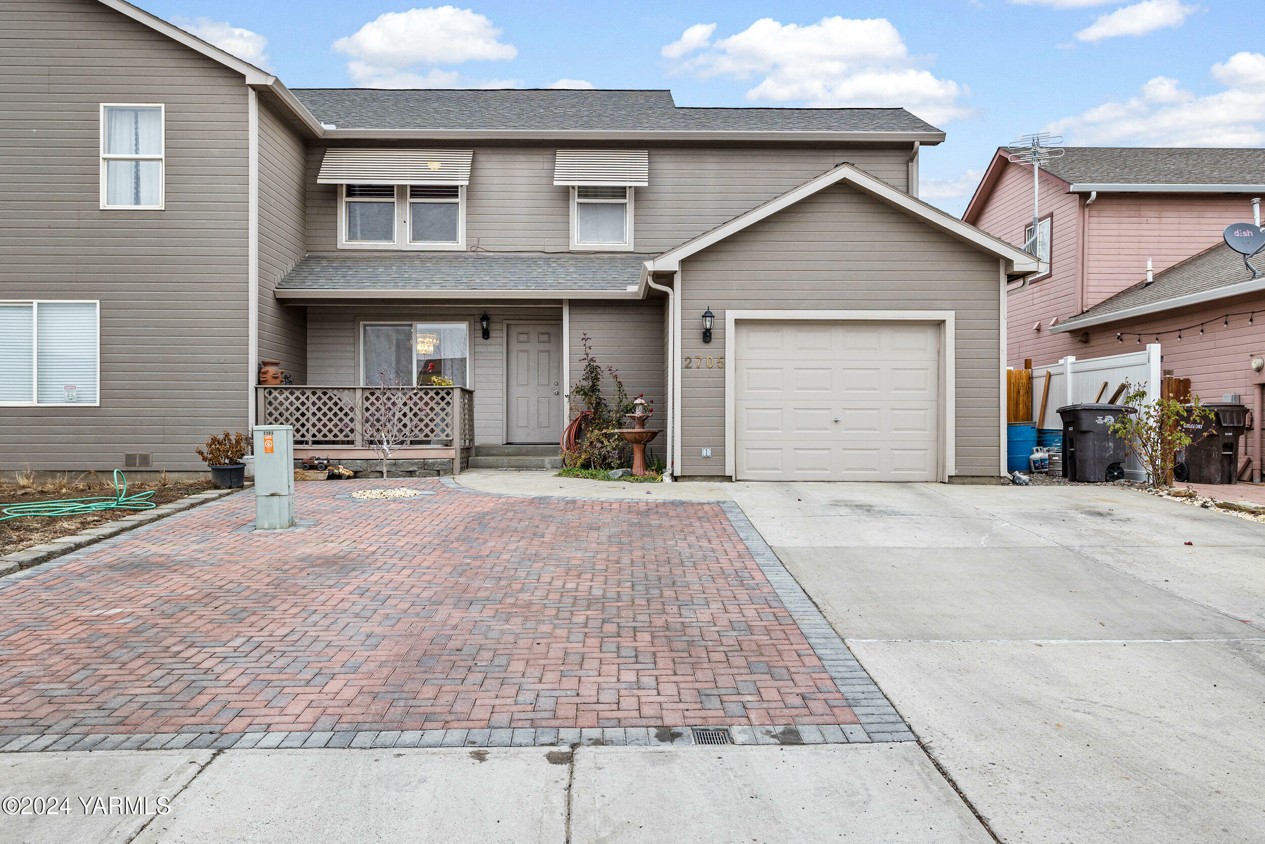 Property Photo:  2705 Garrett St  WA 98902 