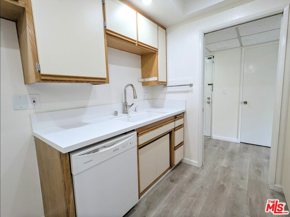 Property Photo:  125  W Mountain St 311  CA 91202 