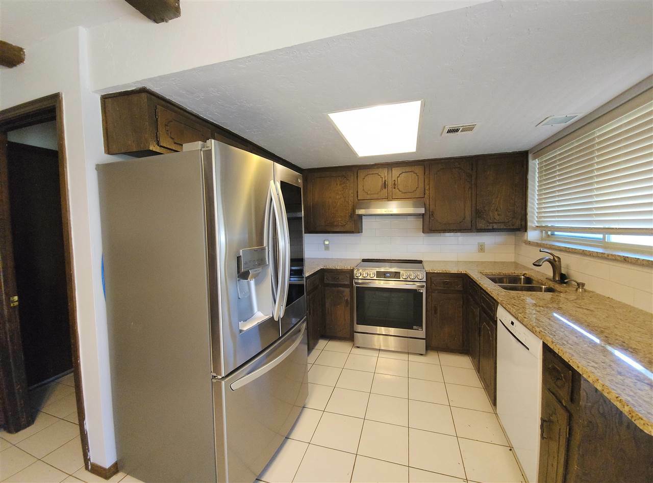 Property Photo:  303 NE 48th St  OK 73507 