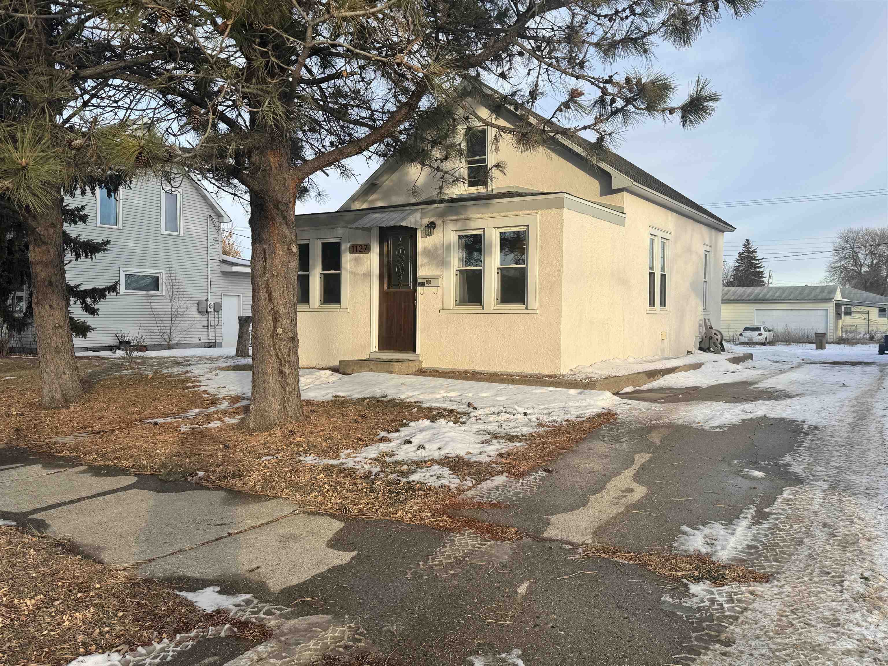 Property Photo:  1127 7th St SW  ND 58701 