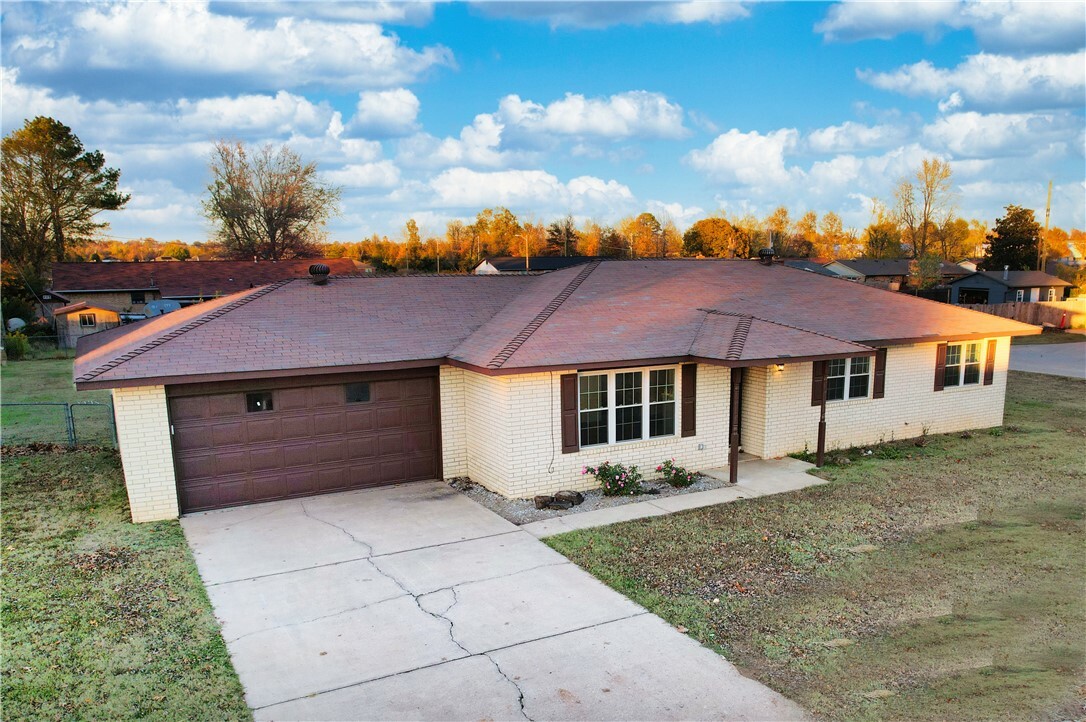 Property Photo:  1001 W Callahan Drive  AR 72758 