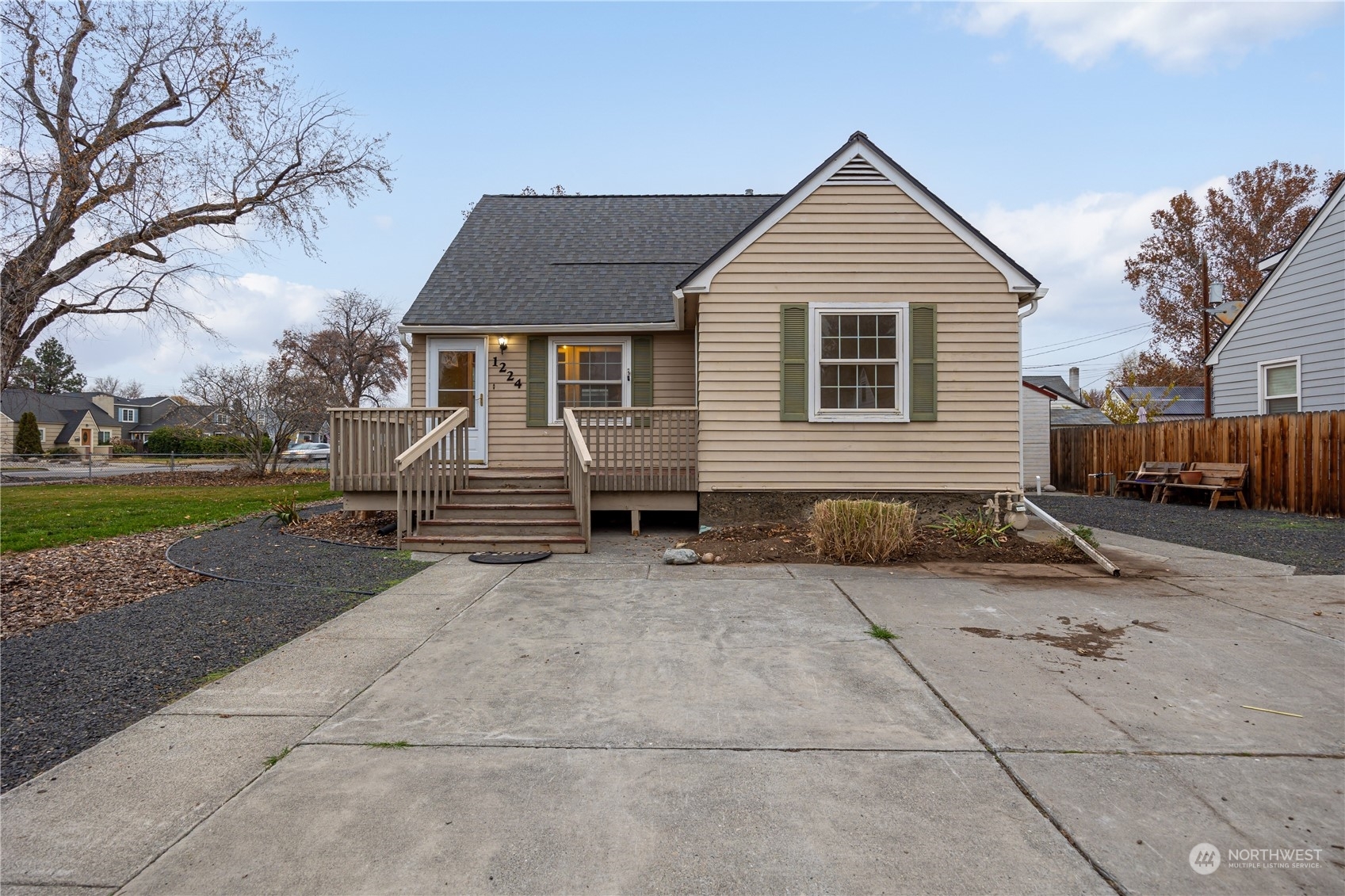 Property Photo:  1224 W Kennewick Avenue  WA 99336 