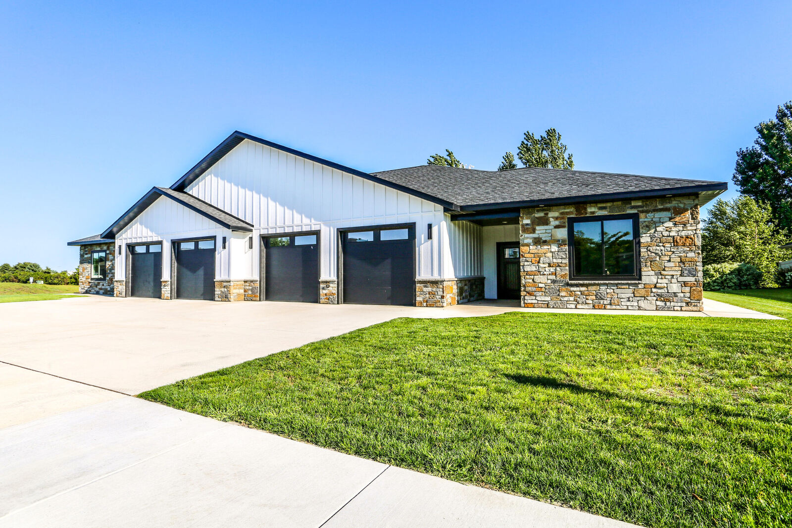 Property Photo:  2708 Oakwood Ln  SD 57401 