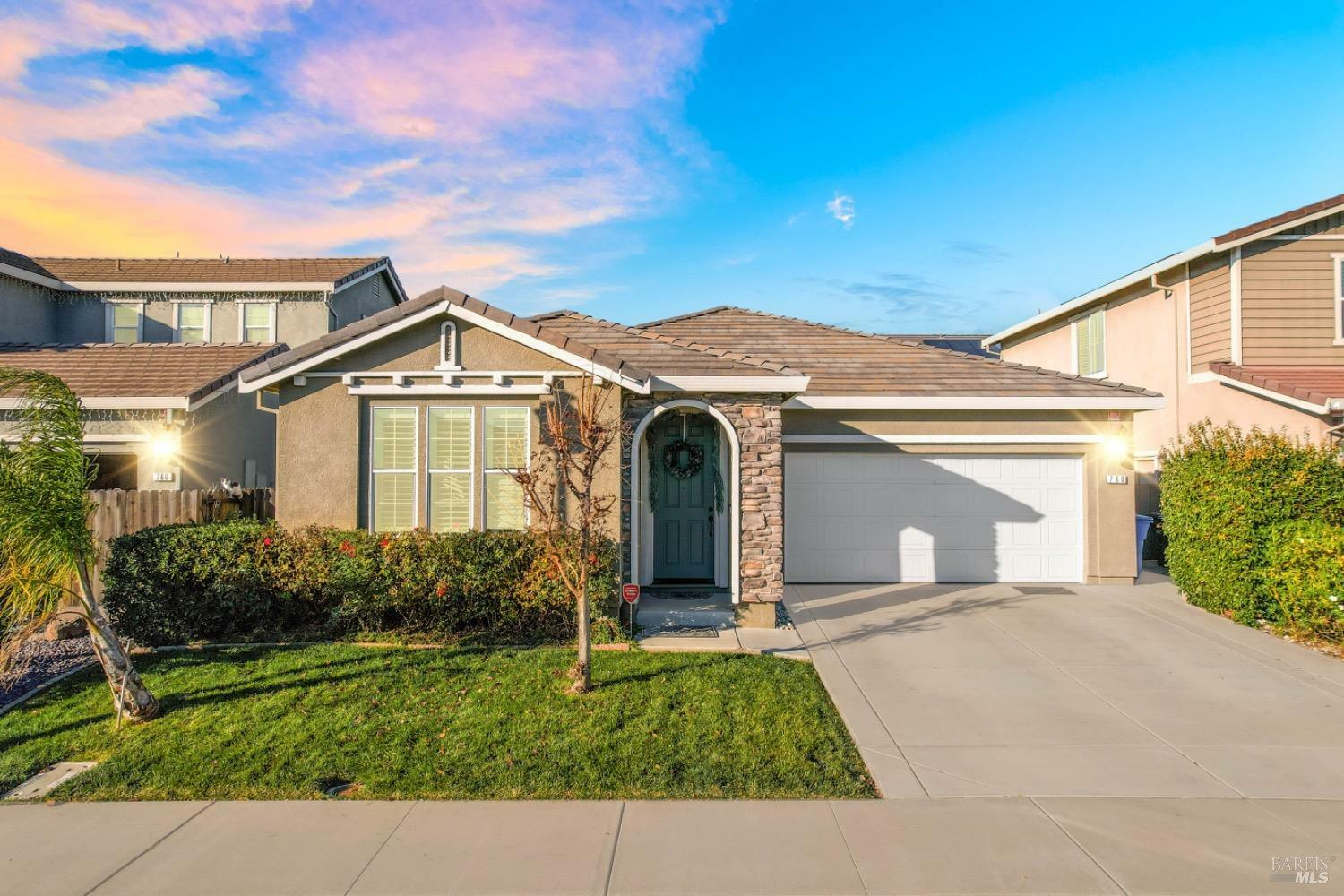 Property Photo:  760 Sunflower Street  CA 95687 