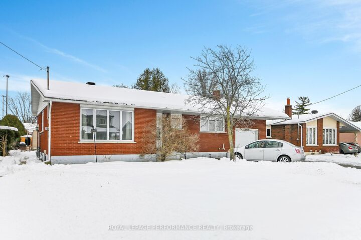 Property Photo: 882 Balsam Dr ON K1E 1B5