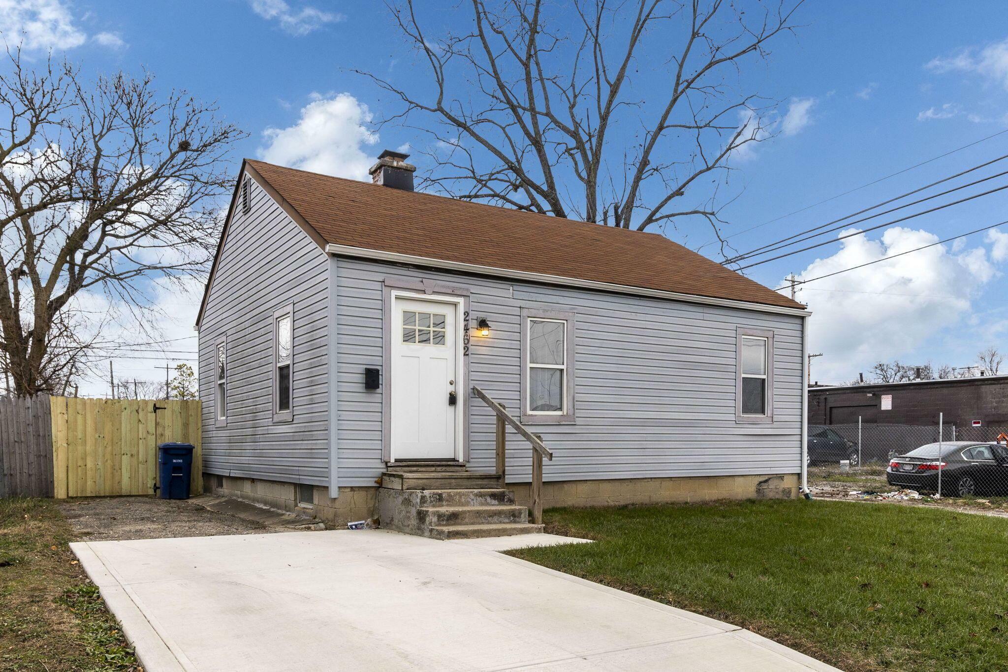 Property Photo: 2462 Pontiac Street OH 43211
