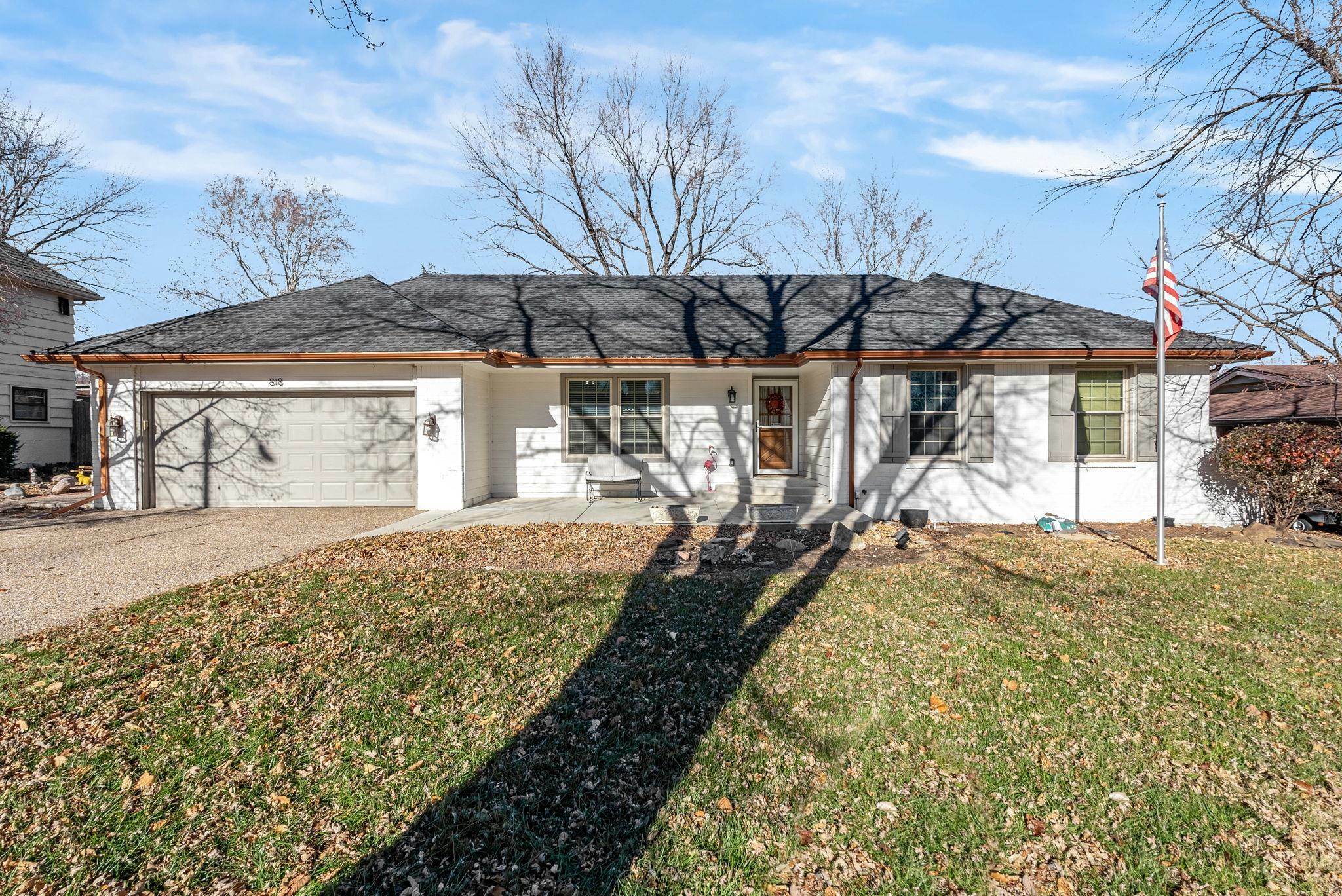 Property Photo:  818 E Sunrise Ct  KS 67037 