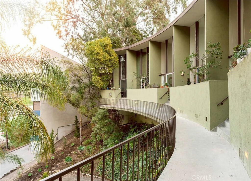 Property Photo:  3625 Fredonia Drive 4  CA 90068 