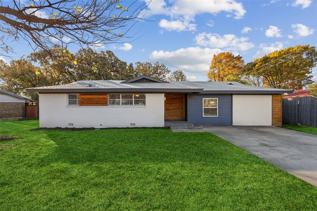 Property Photo: 1241 Crestview Drive TX 76053