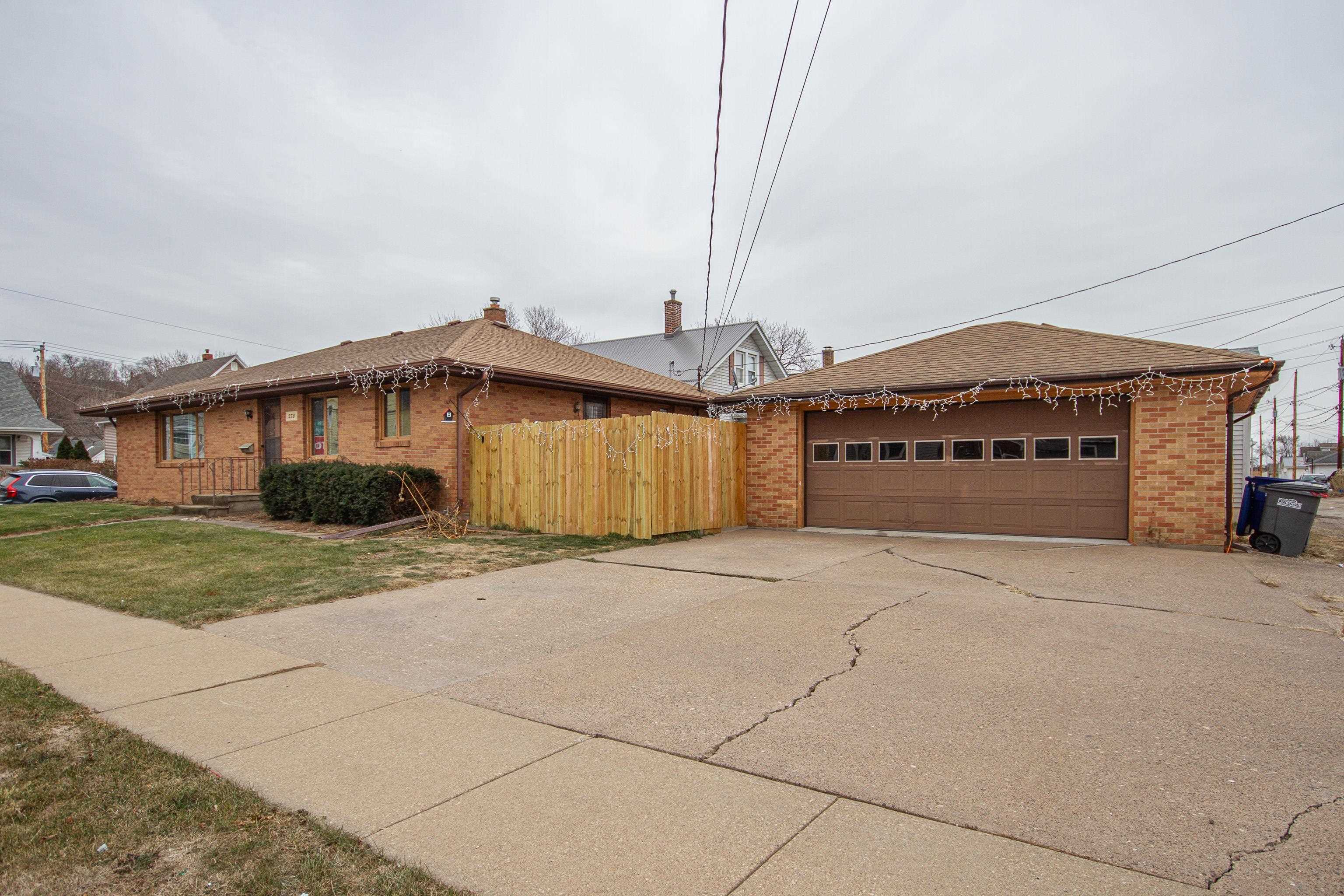 Property Photo:  270 E 29th Street  IA 52001 