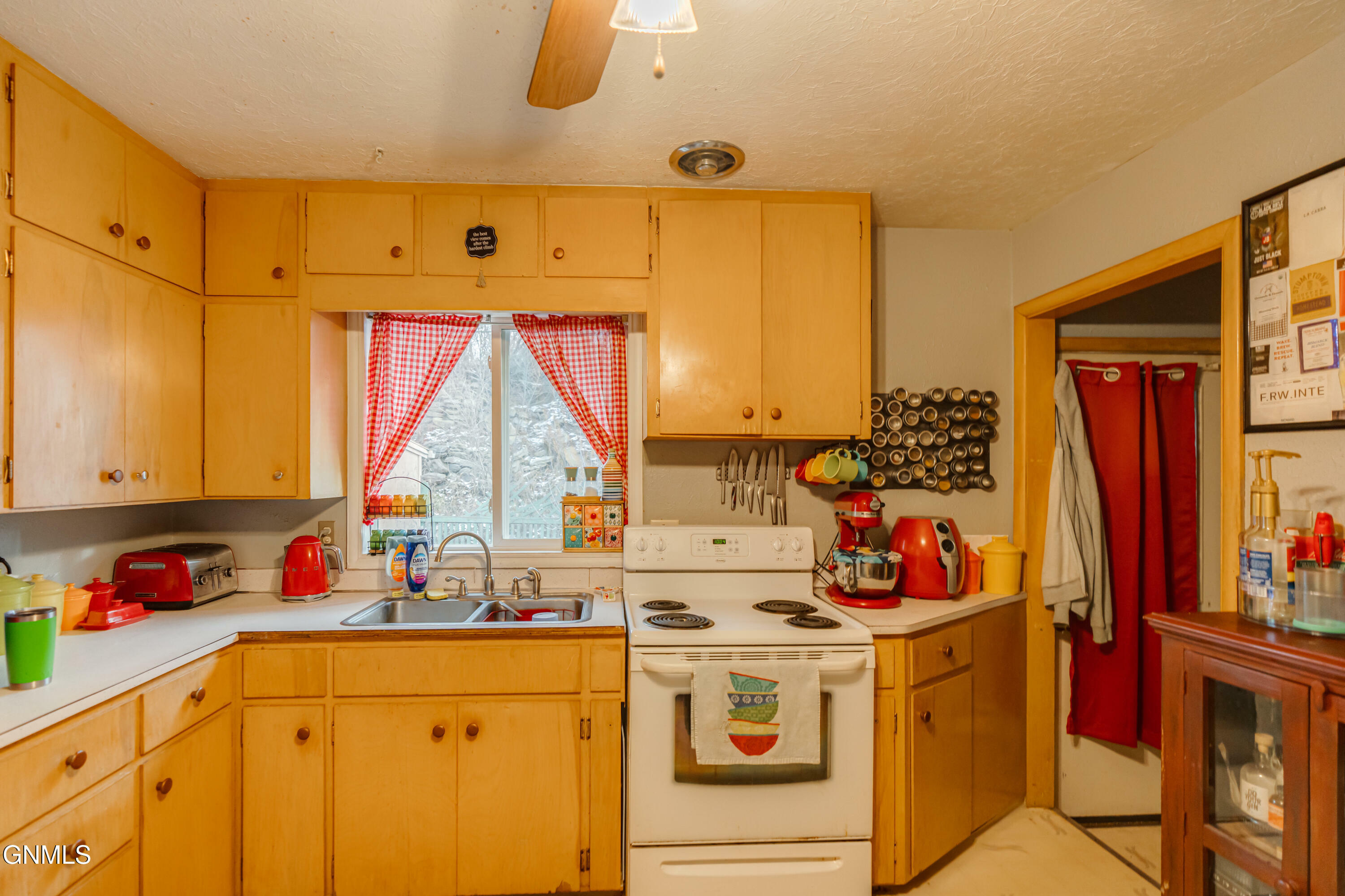 Property Photo:  1002 3rd Avenue NW  ND 58554 