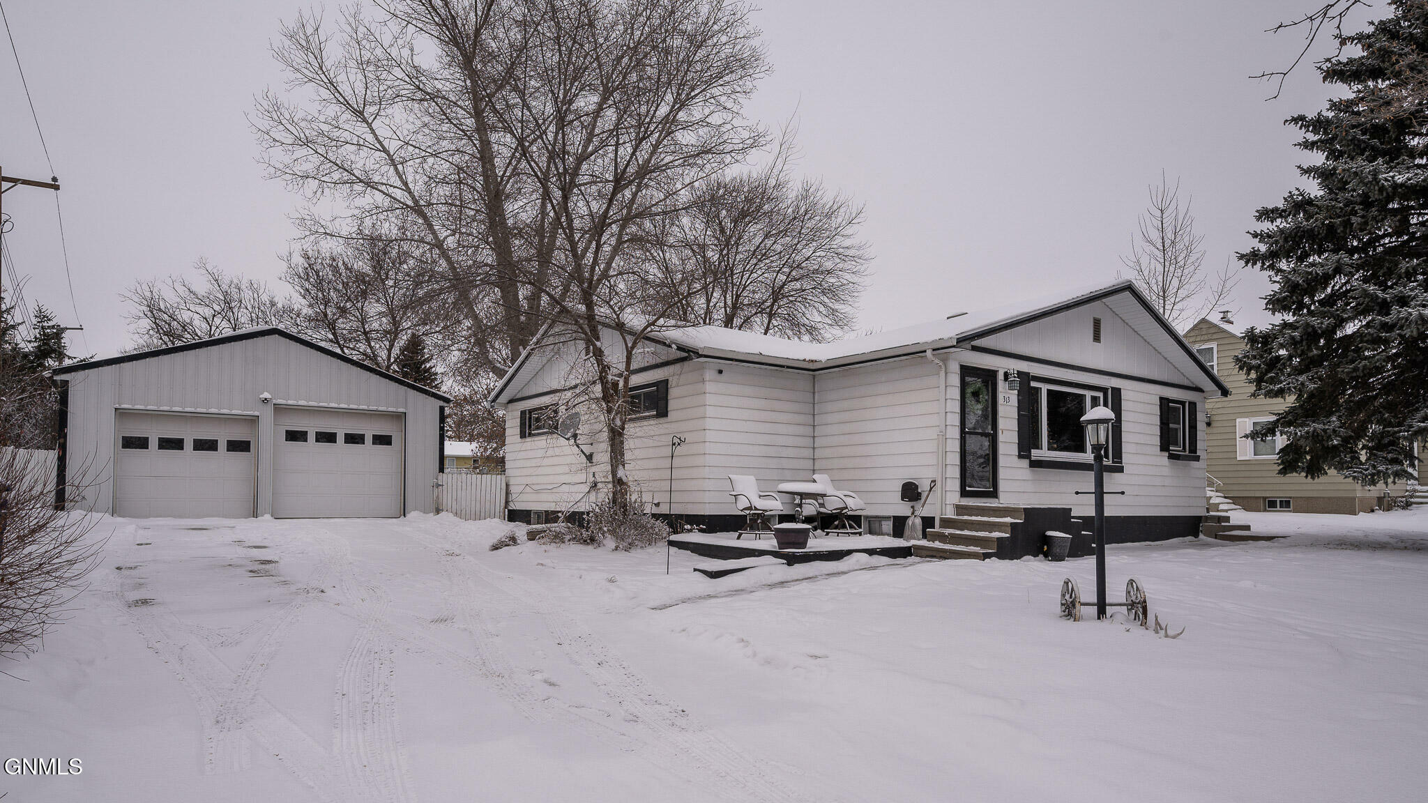 Property Photo:  313 2nd Avenue NW  ND 58523 