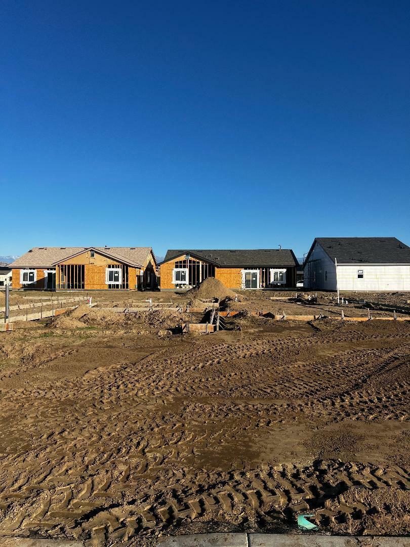 Property Photo: 1132 S Creekside Place W CA 93257
